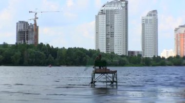 binalara karşı balıkçı silüeti