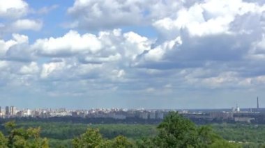 şehir bina ve bulutlar gökyüzünde. zaman atlamalı