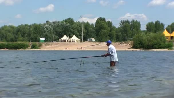 Viejo pescador en el río — Vídeo de stock