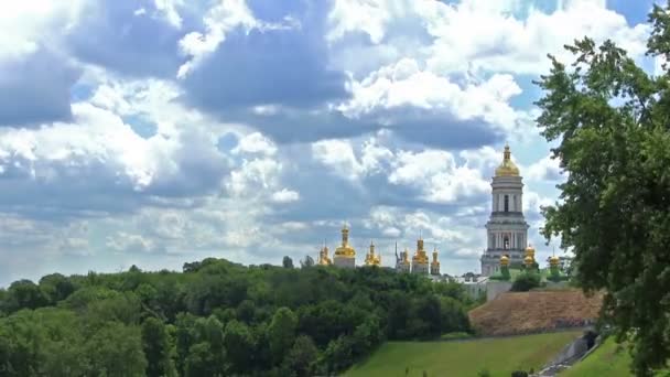 Gouden koepels van de kerken en hemel. time-lapse — Stockvideo