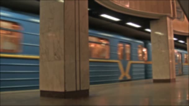 Arrival of a train of the subway. Blurred scene — Stock Video