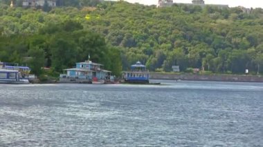 Yaz aylarında nehir şehir. odak noktası kaldırma