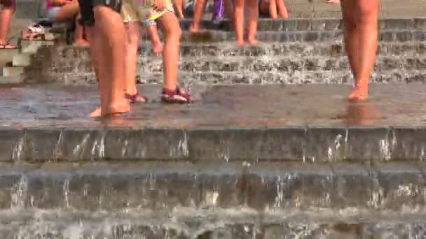 人々 は夏に噴水に歩く. — ストック動画