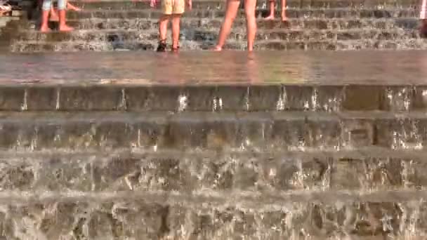 Füße von Menschen auf Stufen mit Wasser — Stockvideo