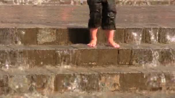 Poser les pieds des filles dans l'eau — Video