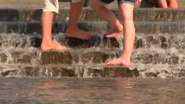 Fötter av olika människor i vatten — Stockvideo