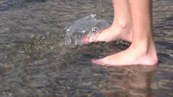 Posing feet of girls in water — Stock Video