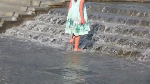 La bambina va sull'acqua corrente — Video Stock