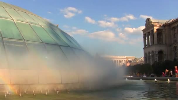 Fonte na cidade e o céu azul. Desfasamento temporal — Vídeo de Stock