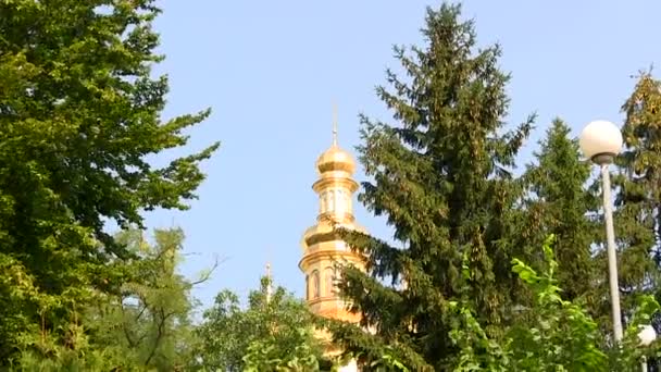 Bau einer christlichen Kirche. Distanzansatz — Stockvideo