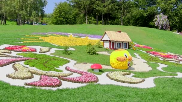 Kiev, Ukraine, August 26. Sculptures made of flowers. — Stock Video