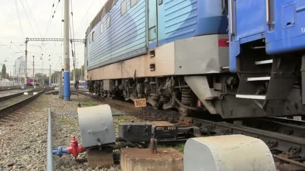 Oude trein. een geluid van knock van wielen op rails — Stockvideo