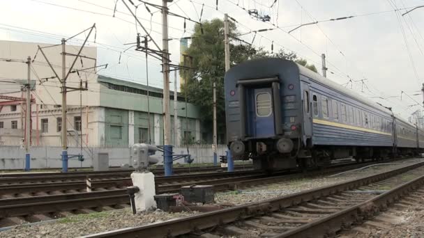 De laatste auto van een oude trein verlaat — Stockvideo