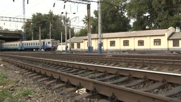 De oude trein gaat op rails. — Stockvideo