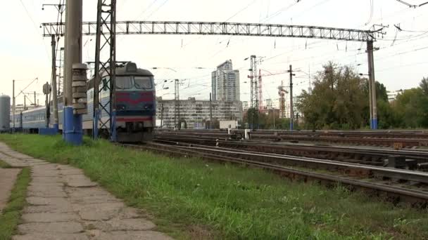 Velho trem de passageiros em turno — Vídeo de Stock