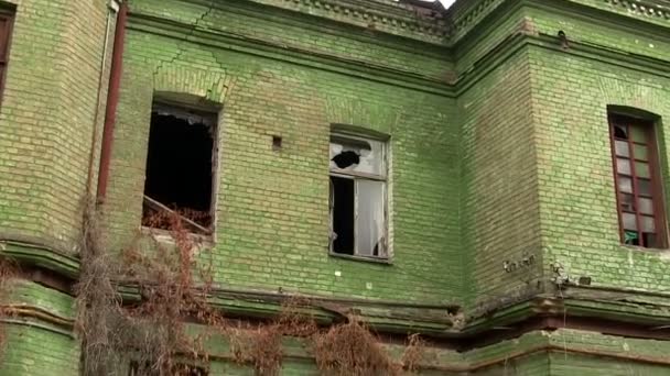 Kırık camlar eski evinde. odak yaklaşım — Stok video
