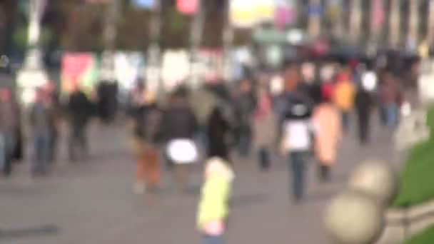 Peatones en la calle de la ciudad. Fallo de tiempo borroso — Vídeos de Stock