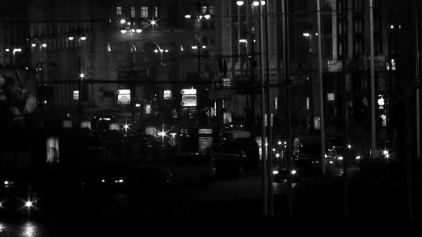 Ciudad nocturna con fuegos de autos. Blanco y negro — Vídeo de stock