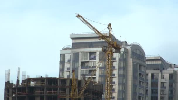 Construction crane and house. Time lapse — Stock Video