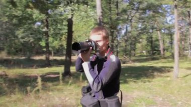Uçuş yuvarlak fotoğrafçı. Steadycam