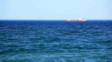 masmavi bir deniz ve gemi denize sıfır