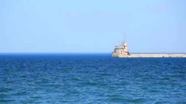 Deniz dalgalarının bir iskele binası ile karşı hareketi