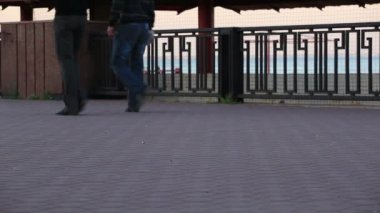 insanlar kaldırımda yürürken ayakları.
