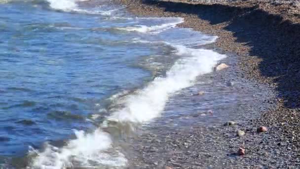 Orilla del mar con hermosa k agua azul — Vídeo de stock