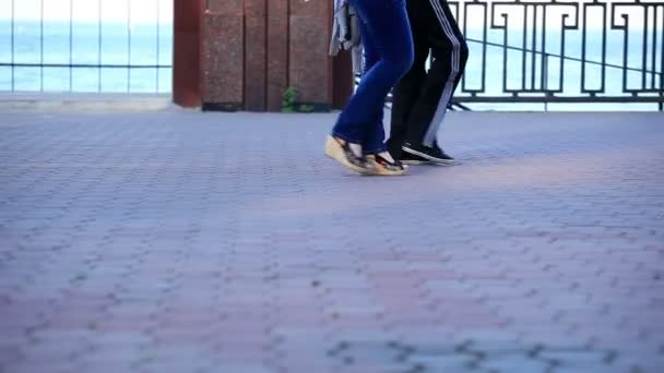 Gambe di due persone donne e uomini, camminando per la strada — Video Stock