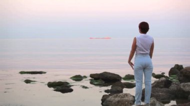 harmonous kadın seashore egzersizleri yapıyor