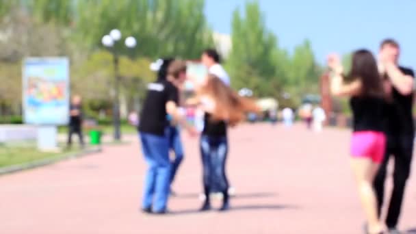 Jóvenes bailando en la calle — Vídeos de Stock