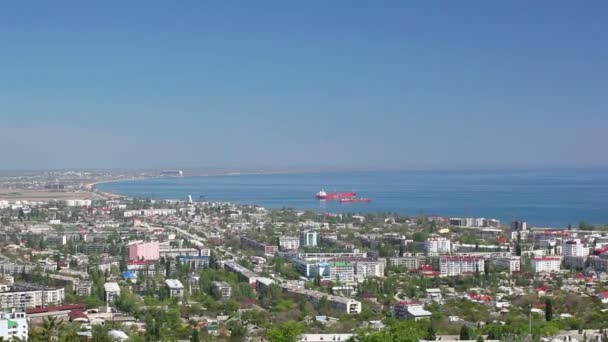 Морской город с кораблями к морю, вид сверху — стоковое видео