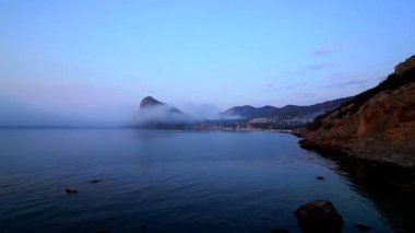 deniz manzara dağlar ve sis. zaman atlamalı