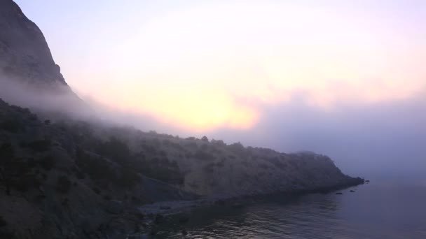 Fog going down from mountains on the sea coast. Time lapse — Stock Video