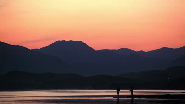 Due pescatori sulla costa la sera — Video Stock