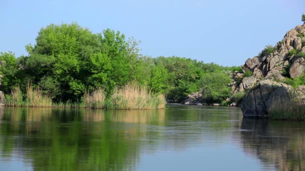 Le rocher au-dessus de la rivière plate. Paysage 