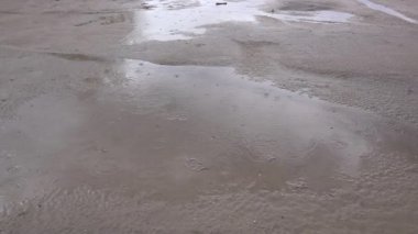 kum ve yağmur damlaları havuzda