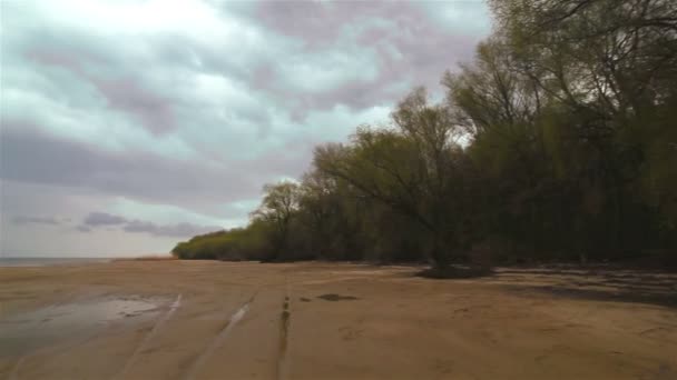 Panorama de la costa del río en tiempo lluvioso — Vídeos de Stock