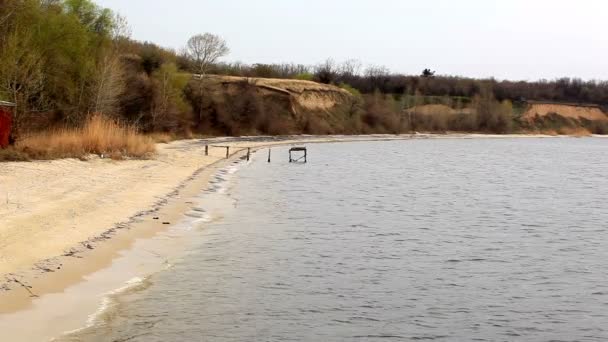 Крутое побережье водохранилища — стоковое видео