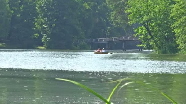 Homem e mulher no barco no lago de verão — Vídeo de Stock