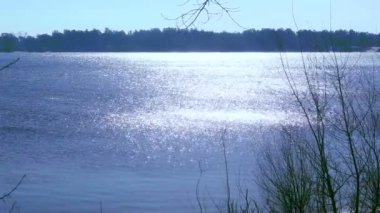 nehir ilkbahar ve güneş