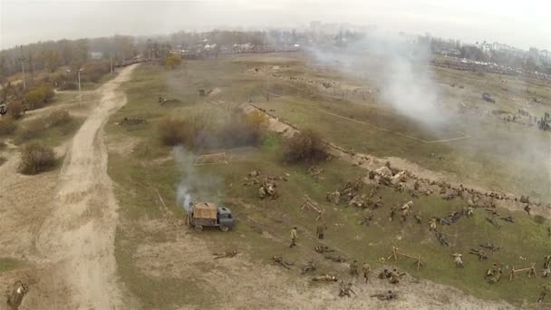 Rekonstruktion av militära scen perioden 1943 ww2, Ukraina. antenn 40. — Stockvideo