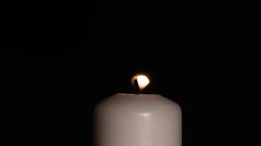 mum ateşi ellerini korumak