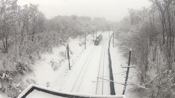Поезд ходит по рельсам зимой. — стоковое видео