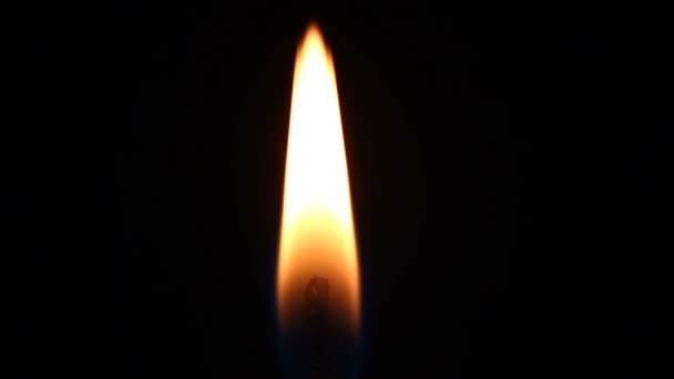 Brennende Kerze erlischt plötzlich aus Nahaufnahme — Stockvideo