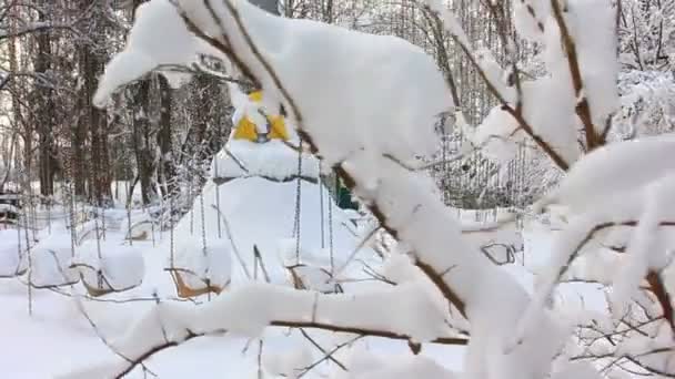 Rond-point pour enfants en hiver. Caméra stabilisée — Video