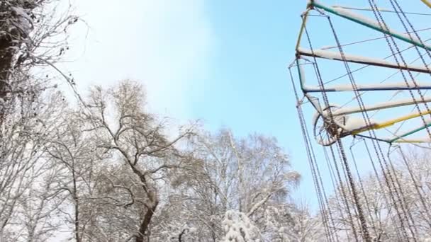 Rotonda infantil y cielo azul en invierno — Vídeos de Stock
