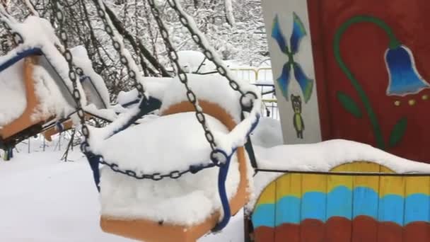 Parc d'hiver avec balançoire debout . — Video