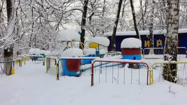 겨울 공원 및 어린이 원형 교차로에서 도보. 고정 된 카메라 — 비디오