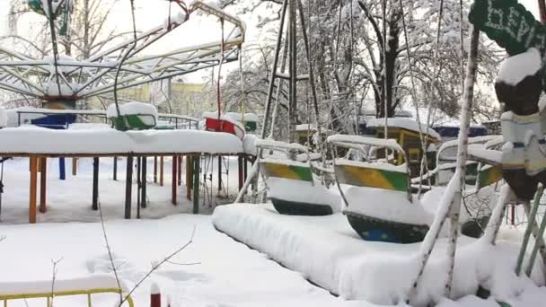 Panorama des carrefours giratoires pour enfants en hiver — Video